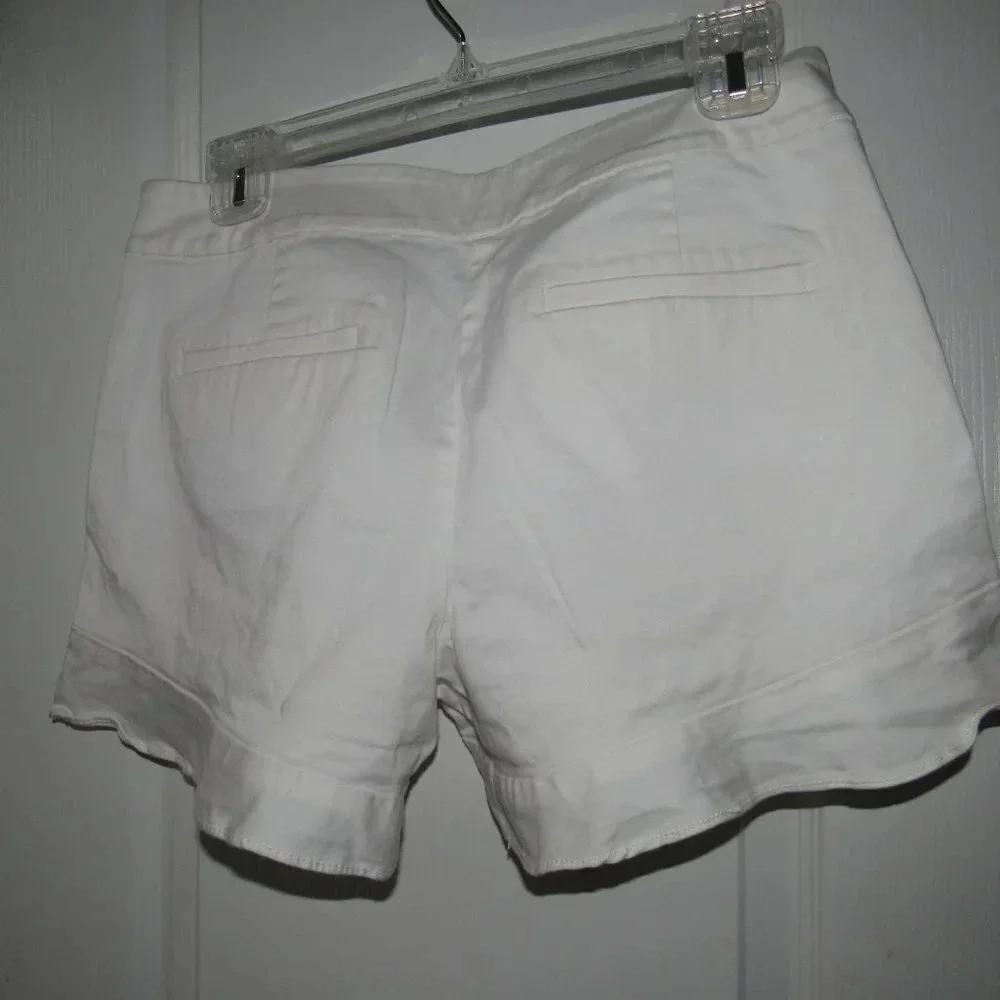 LOFT Ruffled Hem White Shorts Size 2 (Inseam 4